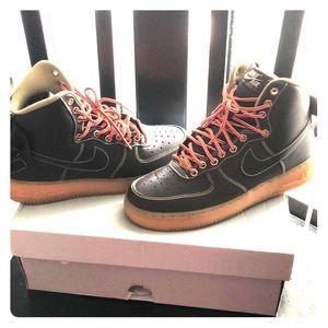 High top Air Force 1 size 7 (big kids).